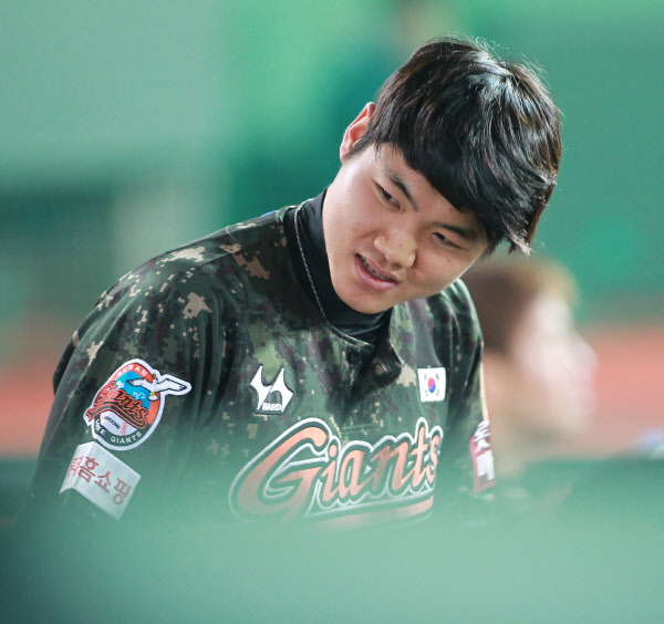 득점후 선배들에게 인사를 하고 있는 임종혁 선수